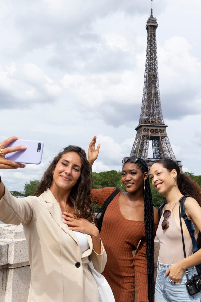 femmes-voyageant-ensemble-a-cote-de-la-Tour-Eiffel- flynferry